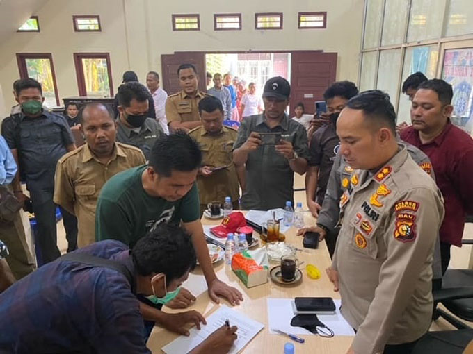 Kapolres Bengkalis AKBP Indra Wijatmiko menyaksikan penandatanganan restorative justiceÂ untuk penyelesaian perkaraÂ  antaraÂ  PT Panahatan dan warga Sakai di ruang pertemuan Kantor Lurah Pematang Pudu, Kecamatan Mandau, Selasa (24/5/2022).Â Â   ///////
